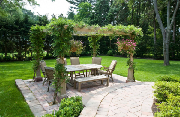 Taman dengan pergola dan tanaman rambat